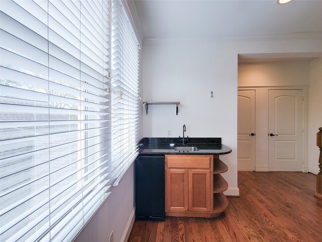 Building Photo - 704 E 9th St