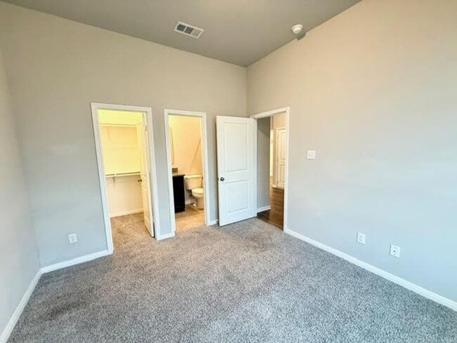 Building Photo - 4/3 house in Midway ISD.