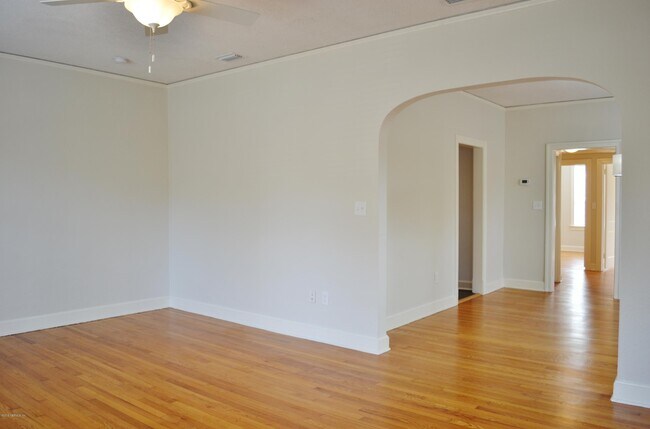 Building Photo - 2262 Myra St