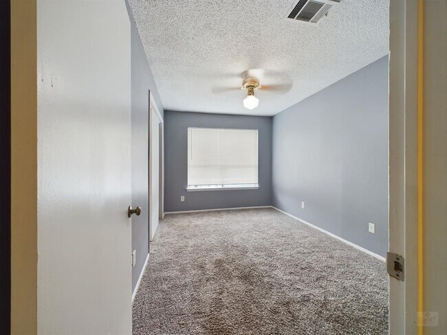 Building Photo - 806 W 24th St