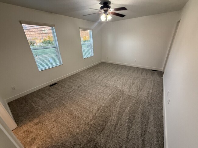 Building Photo - 1427 S Paddock Dr
