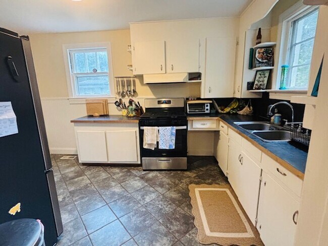 Building Photo - Charming Three Bedroom Two Bath Home on James Island, SC