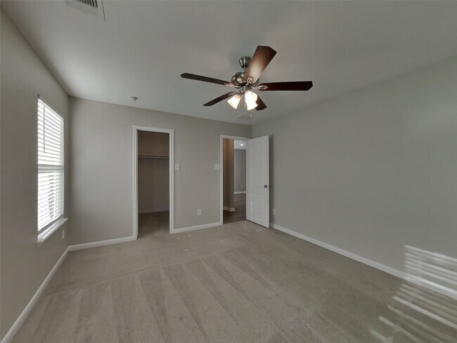 Building Photo - 20660 Dunrobin Dr