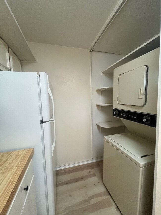Building Photo - 2/1 Alamo Heights Condo ~ Freshly Remodele...