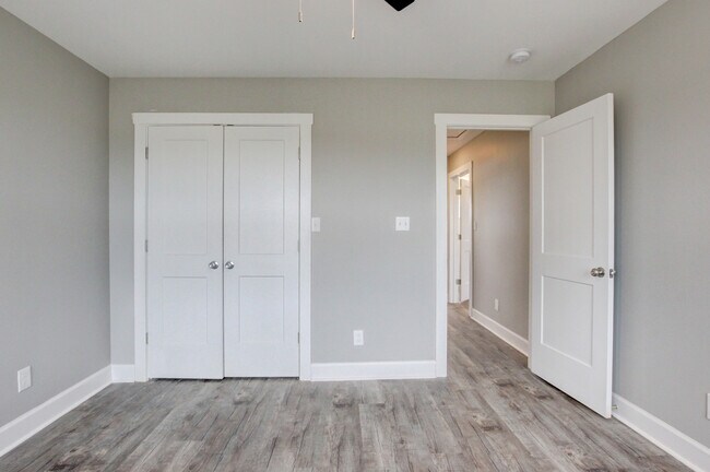 Building Photo - 127 Riverbend Dr