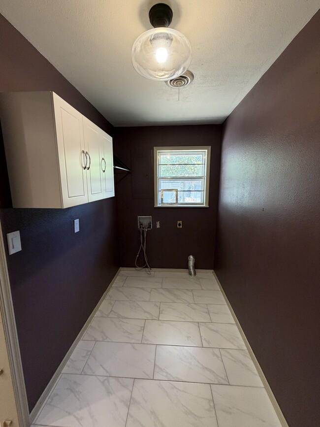 Building Photo - 116 Fern Dr
