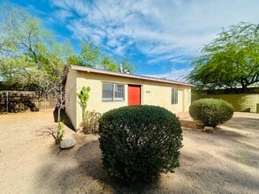 Building Photo - Cottage Style 1 Bedroom with Natural Light...