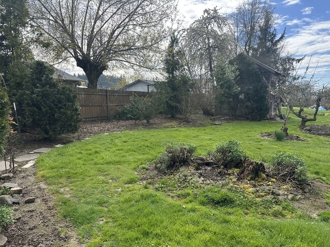 Building Photo - 795 E College St