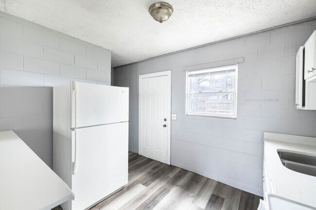 Building Photo - 2 Bed, 1 Bath %50 OFF FIRST MONTH'S RENT!