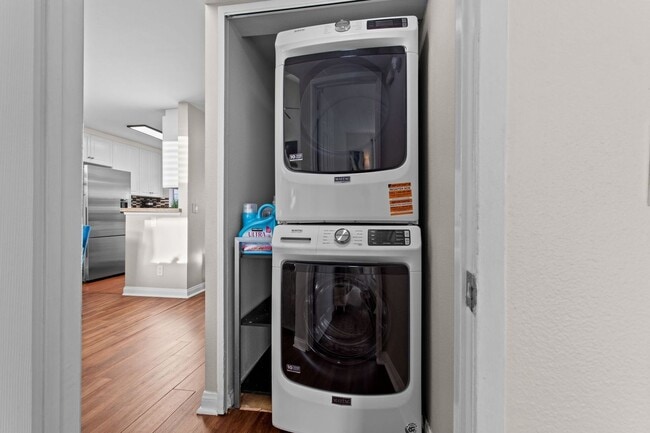 Building Photo - Fully Furnished 2-Bedroom Condo with Balcony – The Met, Woodland Hills