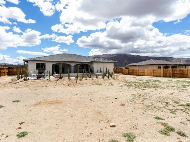 Building Photo - Spacious 4 Bedroom 2 Bathroom Home With A Pool