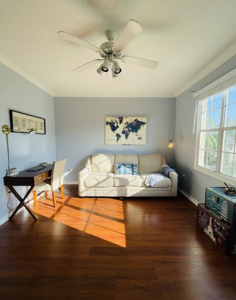 Living room and desk space - 501 Knights Run Ave