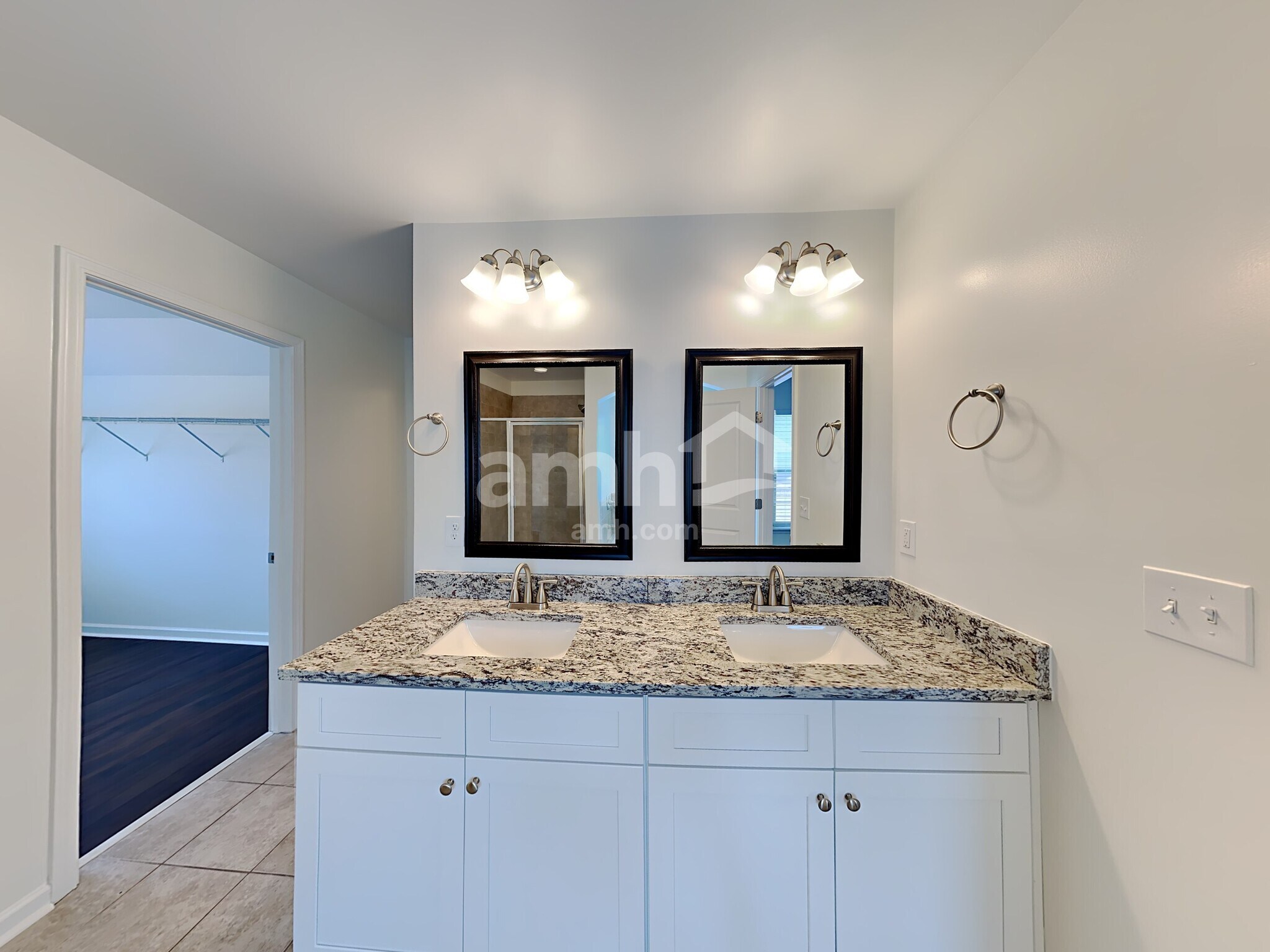 Building Photo - 1522 Balvaird Dr SE
