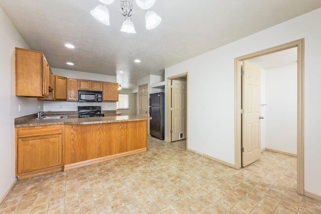 Building Photo - Charming 2 Bedroom Home with Modern Comforts and Pet-Friendly Living - Available NOW!