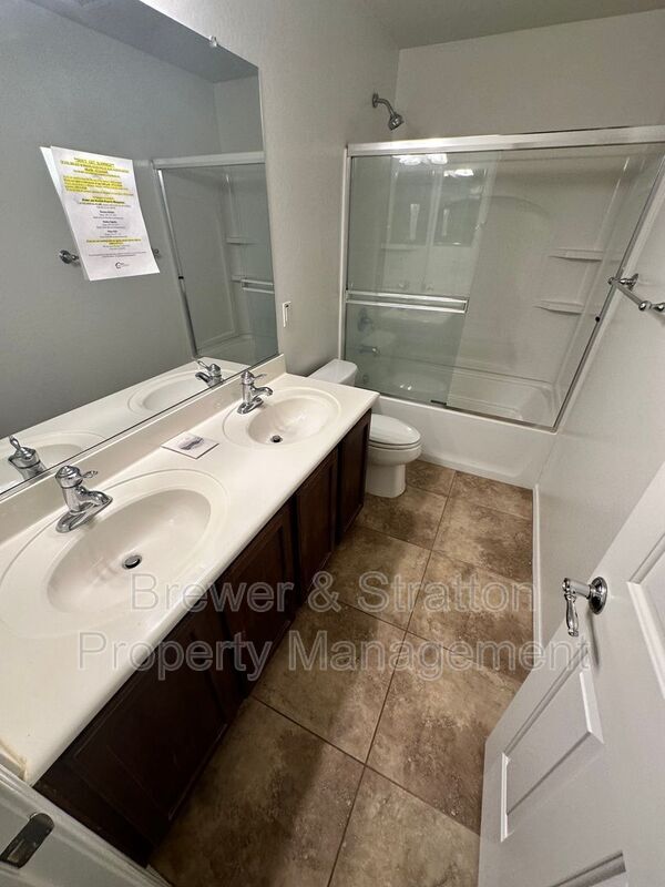 Building Photo - 2677 N Hawthorn Dr