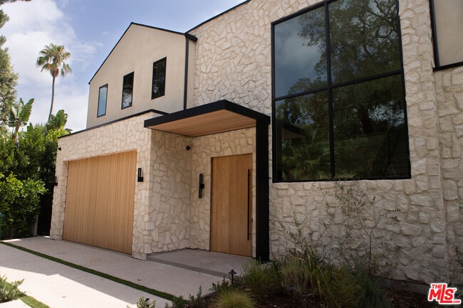 Building Photo - 5064 Encino Ave