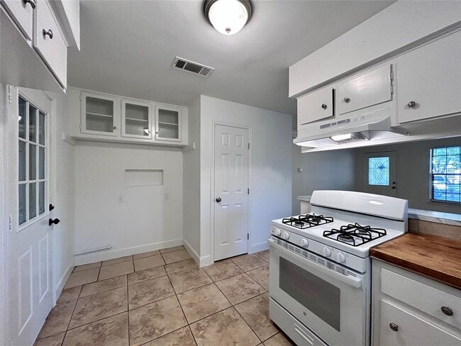Building Photo - 6200 Palm Cir