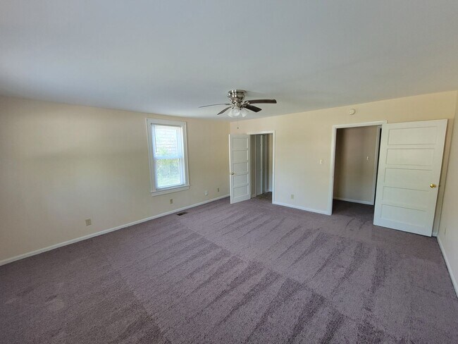 Building Photo - 3 Bedroom 2 Bathroom House