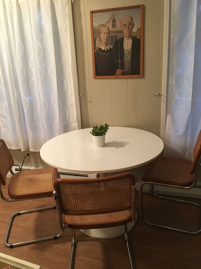 Building Photo - Updated, upstairs 2-bdrm/1-bath triplex apt—On-site w/d, off-street parking, near downtown St. Johns