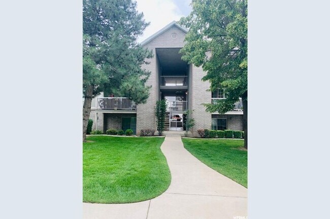 Building Photo - 3 Bedroom Top Floor Orem Condo w Awesome Amenities!
