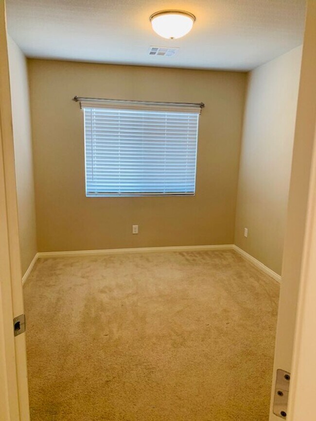 Building Photo - Beautiful Southwest Home with Dual Primary...