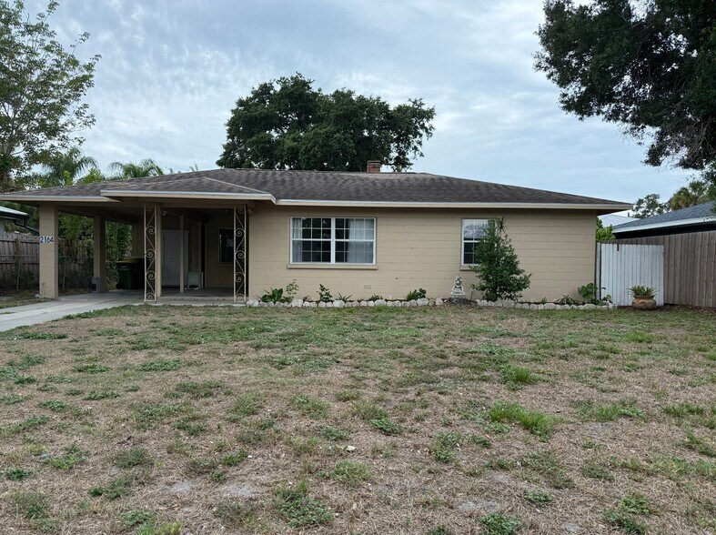 Building Photo - 2164 Bougainvillea St
