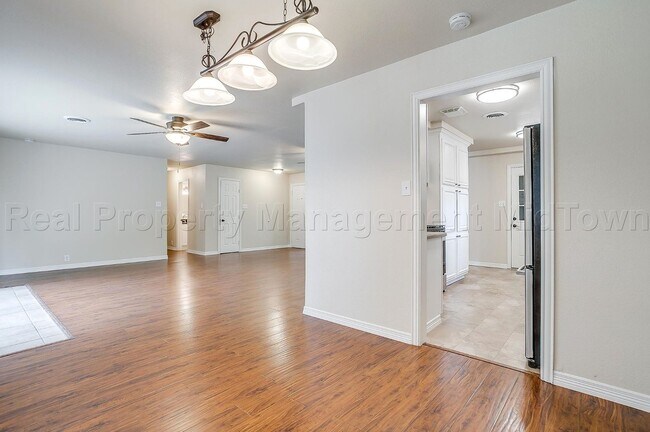 Building Photo - 1813 Thomas Pl