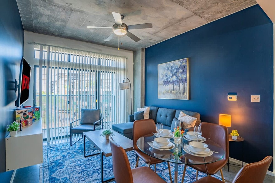 Primary Photo - 333 E Roosevelt St