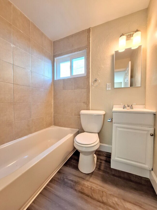 Building Photo - Refurbished 1bd First Floor Apartment With Carport & Laundry & Manager On Site!