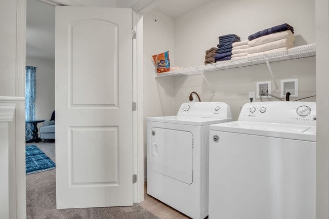 Building Photo - Luxury 4/BR, 2.5 bath townhouse