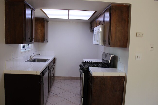 Building Photo - Updated 2 Bedroom Duplex Ready To Go!!!