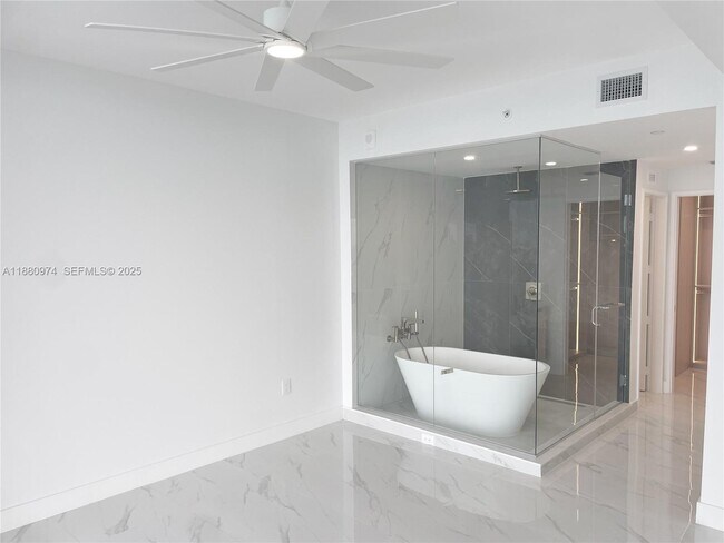 Building Photo - 700 NE 24th St