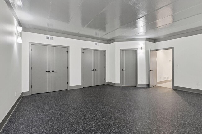 Building Photo - 1726 Kenwood Pkwy