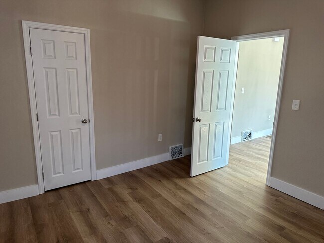 Building Photo - Remodeled Downtown Home!