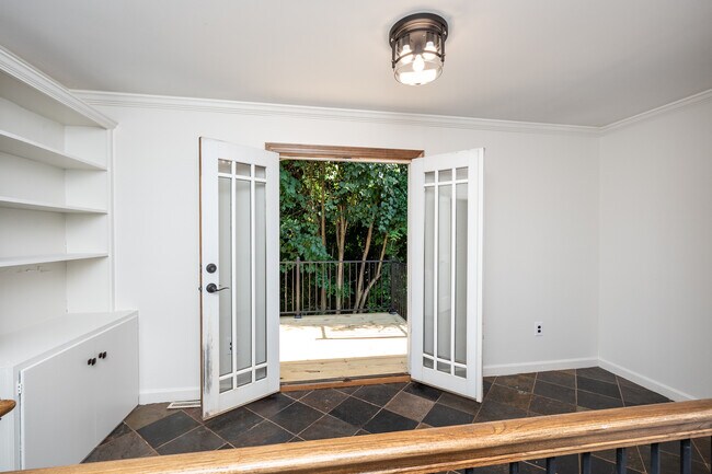 Building Photo - 114 Newman St