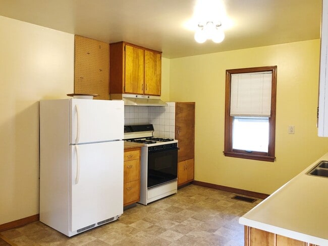 Building Photo - Huntington 01