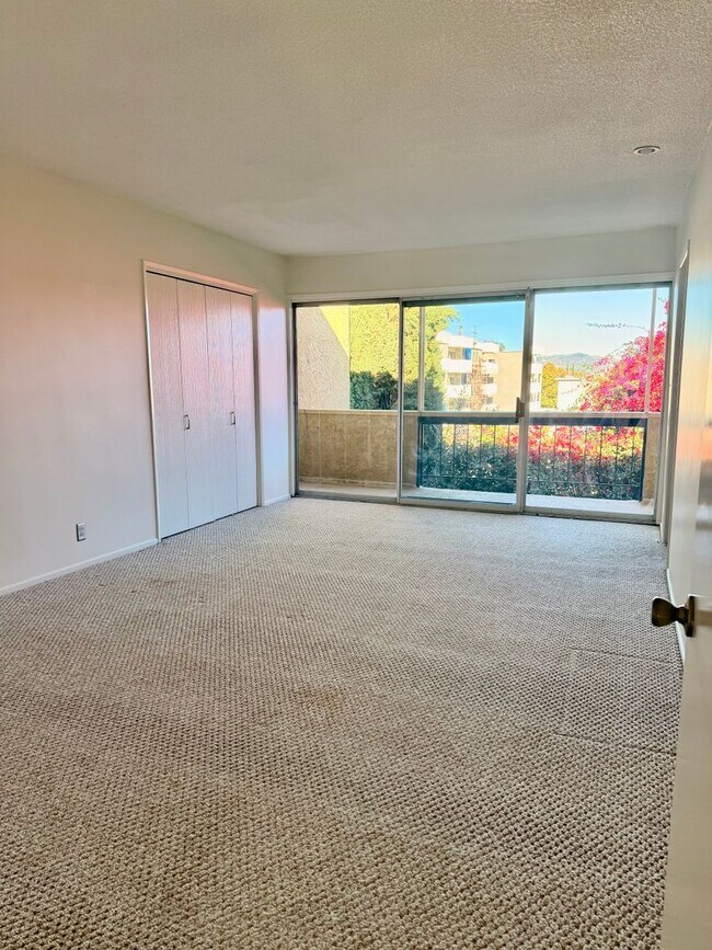 Building Photo - Townhome for Lease in Desirable Encino!