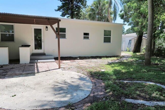 Building Photo - 113 SW 22nd Ave