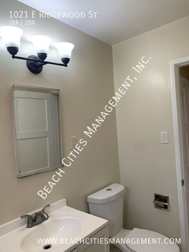 Building Photo - 1021 E Ridgewood St