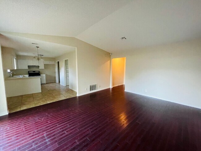 Building Photo - Recently remodeled home