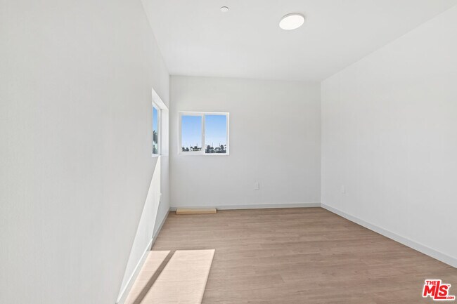 Building Photo - 2521 S Orange Dr