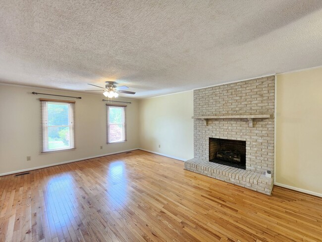 Building Photo - Marion Rental!