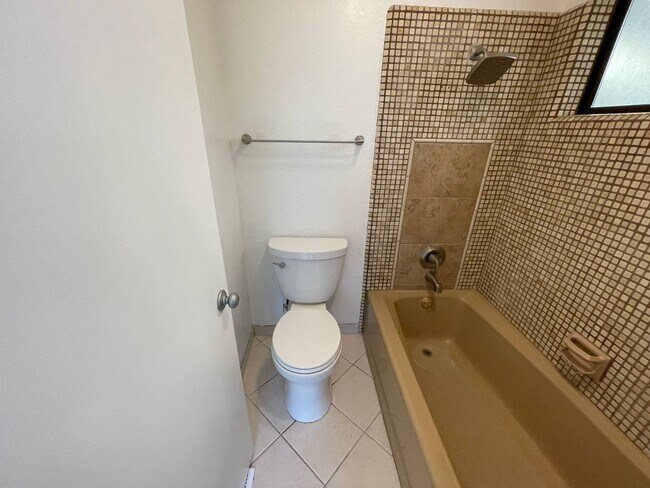 Building Photo - Spacious three bedroom home in desirable Windsor neighborhood!
