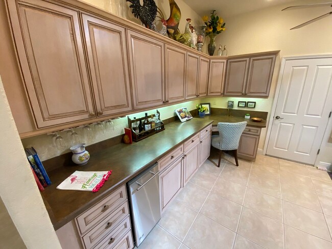 Building Photo - Exquisite - Turnkey, 3 bed + 2 1/2 Bath + ...