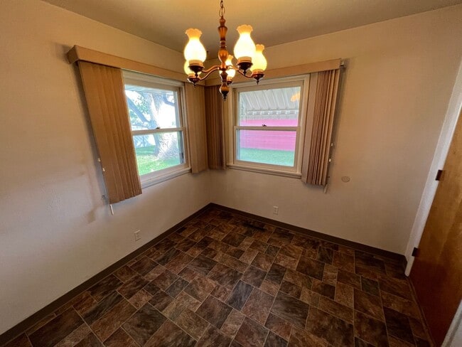 Building Photo - 429 E Pine St