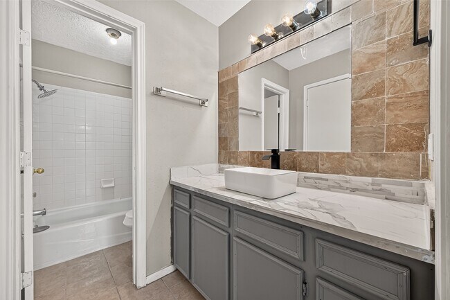 Building Photo - 2523 Creekway Cir