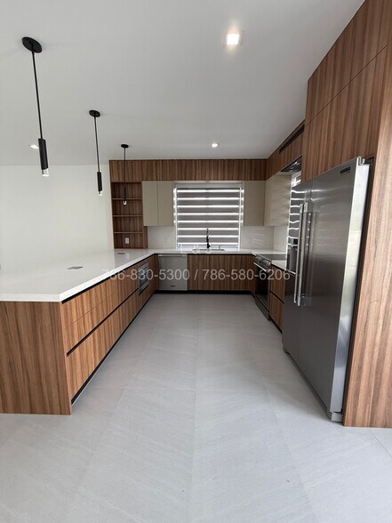 Building Photo - 920 SW 71st Ave