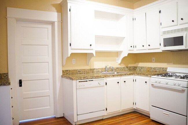 Building Photo - Beautiful 1-Bed in Fantastic Location Read...