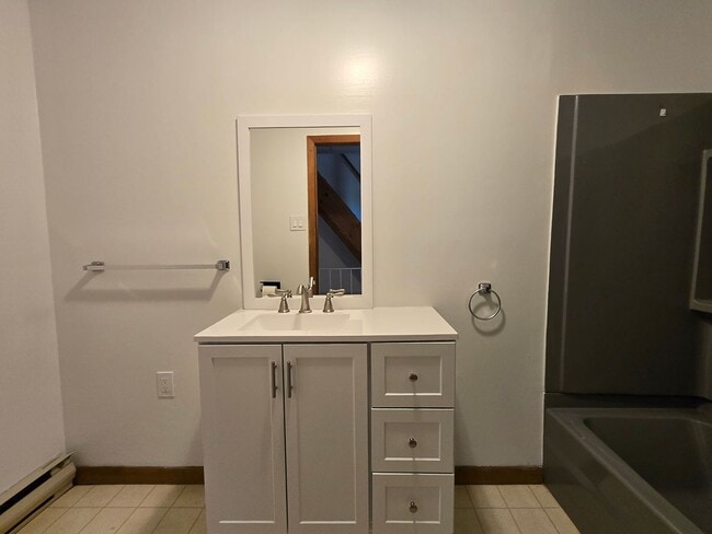 Building Photo - Spacious two-bedroom townhome in Stockerto...
