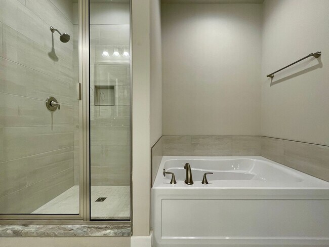 Building Photo - Stunning 3br in River Hills Farm!